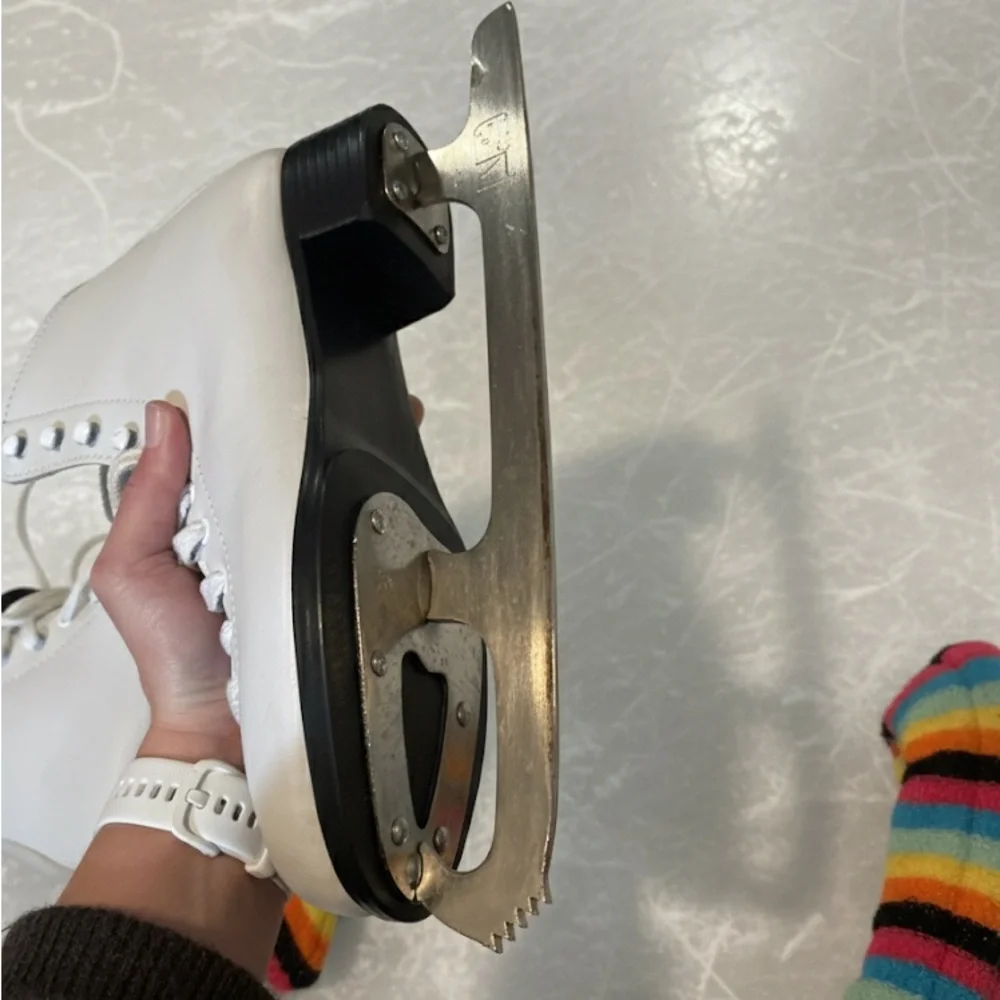 Women’s Ice Skates - Picture 2 of 3